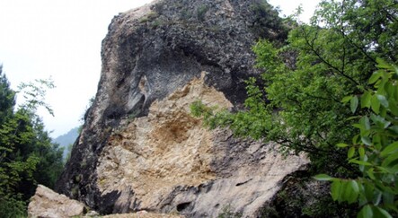 2 bin yıllık tarihi kitabeyi dinamitle patlatıp çaldılar - yasam
