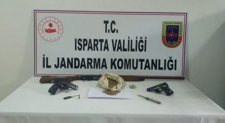 Köy evinde ruhsatsız silahlar ve kenevir tohumu ele geçirildi - yasam