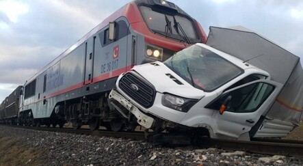 Bariyerleri kırıp geçmeye çalışan kamyonete tren çarptı - spor