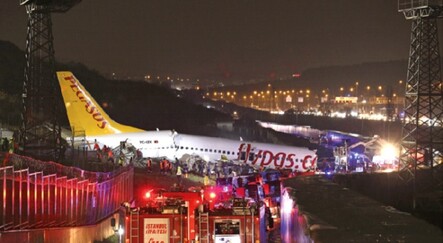 Sabiha Gökçen'de pistten çıkan uçak üçe bölündü - gundem