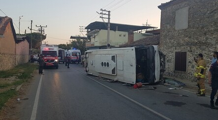 İşçi minibüsü ile otomobil çarpıştı: 1 ölü, 6 yaralı - yasam