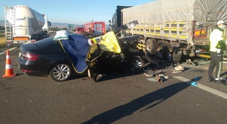 Bolu'da otomobil tırın altına girdi: 3 ölü, 1 yaralı - yasam