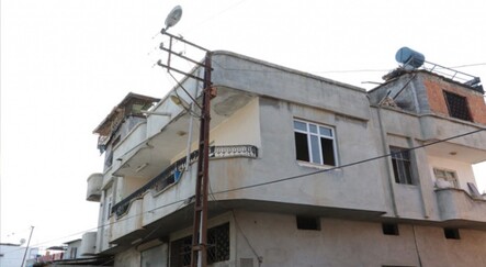 Evine kaçak elektrik çekmek isterken elektrik çarptı, direkte asılı kaldı - dunya