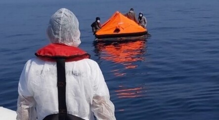 Ölüme terk edilen 19 düzensiz göçmen kurtarıldı - TÜRKİYE