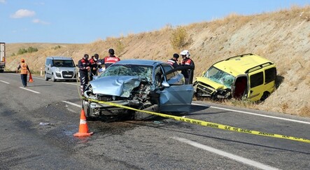 Hatalı sollama yapan otomobil taksi ile çarpıştı: 1 ölü 2 yaralı - yasam
