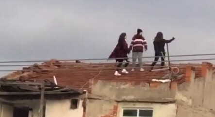 Genç kızların 'TikTok' çılgınlığı! Görüntülere tepki yağdı - dunya