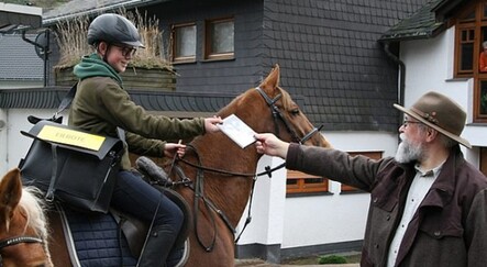 Fotoğrafları internetten gönderemeyince atla gönderdi, daha çabuk ulaştı - dunya