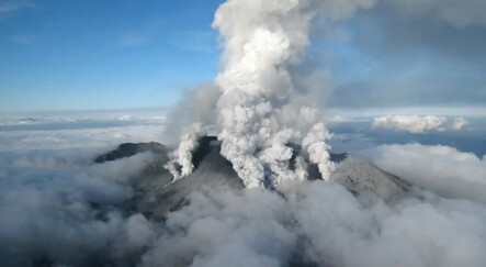 Japonya'nın Suwanose Adası'ndaki Otake Yanardağı faaliyete geçti - dunya