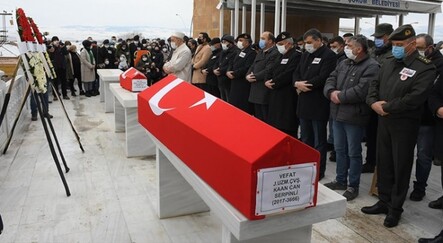 Tüp patlamasında hayatını kaybeden uzman çavuş ve oğlunun cenazesi defnedildi - turkiye