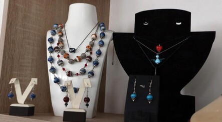 Atık şişeler ve ham camlar kadınların ellerinde sanat eserine dönüşüyor - kultur-sanat