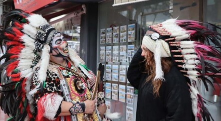 Kızılderili kıyafeti ile dünya turuna çıktı - dunya