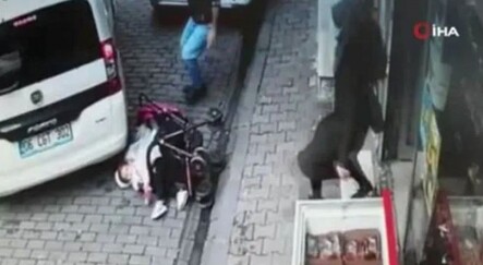 Bebek arabasının düştüğünü gören araç son anda durdu - yasam