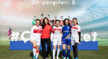 Dünya Kadınlar Günü'nde ünlü isimler yeşil sahada buluştu - gundem