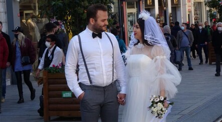 Gelinlik ve damatlıkla İstiklal Caddesi’ne gelen çift renkli görüntüler oluşturdu - yasam