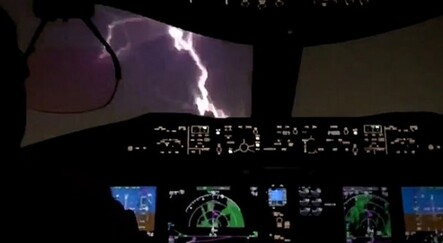 Havada panik! Fırtınalı havada inerken uçağın burnuna şimşek çarptı - yasam
