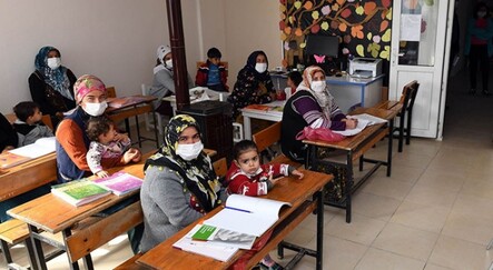 Kucaklarında bebekleriyle okuma-yazma öğreniyorlar - gundem