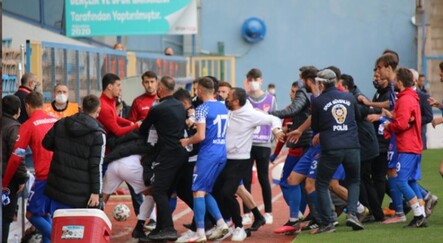 Maç sonrası sahada arbede çıktı - dunya