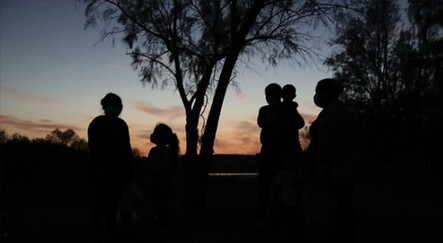 ABD'den sınır dışı edilen düzensiz göçmenler Meksika'da sınırdaki tehlikeli bölgelerde toplanıyor - dunya