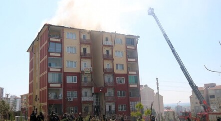 Alevlerin arasına dalıp evcil hayvanlarını kurtardılar - dunya