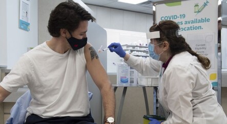 Kanada Başbakanı Trudeau ve eşi Astrazeneca aşısı oldu - dunya