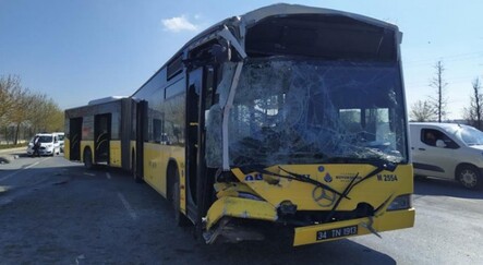 Kontrolden çıkan İETT otobüsü emniyet şeridindeki servis minibüsüne çarptı: 1 yaralı - yasam
