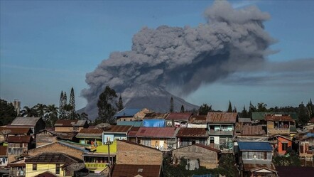 Endonezya'da faaliyete geçen Sinabung Yanardağı kül püskürtmeye başladı - dunya