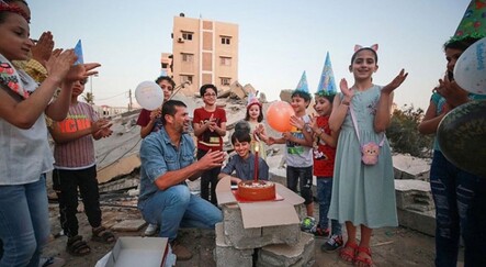 Gazze'de enkaz üzerinde doğum günü kutlaması - gundem