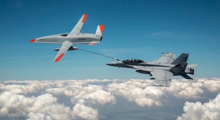 ABD Donanması'nda bir ilk! Tanker drone havada savaş uçağına yakıt ikmali yaptı - dunya