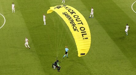 Fransa-Almanya maçında gösterici sahaya paramotorla indi - spor