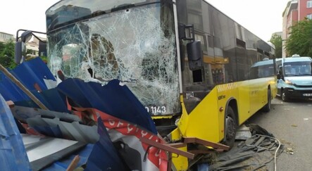 İETT otobüsü metro inşaatına çarptı - gundem