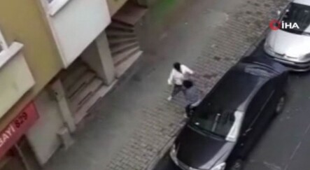 Kadına şiddet her yerde! Hamile karısını sokak ortasında dövdü - dunya