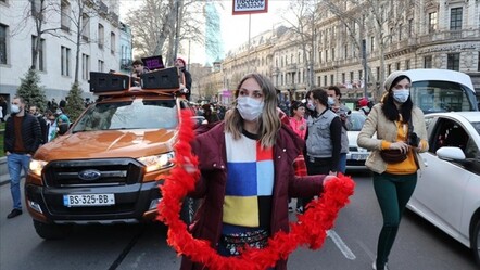 Komşuda açık alanlarda maske takma zorunluluğu kaldırıldı - dunya