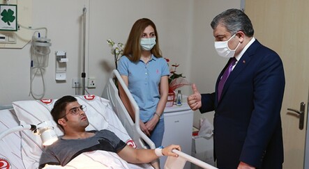 Sağlık Bakanı Koca'dan bıçaklı saldırıya uğrayan doktora ziyaret - saglik