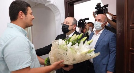 Varank, darp edilen İHA muhabirini ziyaret etti - gundem