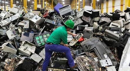 Elektronik atıkla birlikte yüzlerce kilo altın çöpte - dunya
