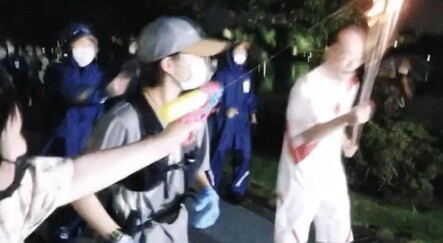 Olimpiyat meşalesine su tabancalı saldırı - dunya