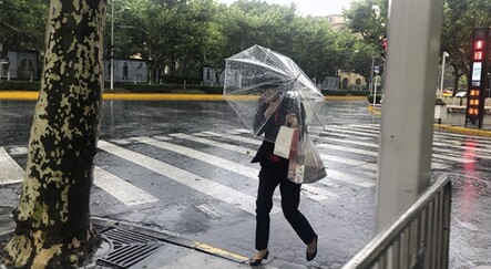 Şanghay'da korku gecesi: Tayfun karaya çıktı! - dunya