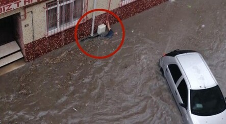 Selde dehşet anları! Ölümün elinden aldılar - dunya