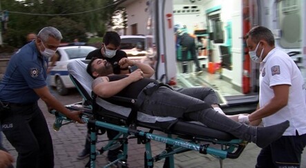 Tabanca ile oynarken kendini dizinden vurdu - dunya