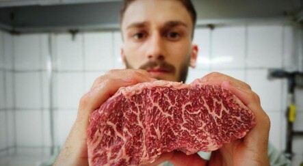 Tüm hayvanlarını masaj yaparak büyütüyor! Kilosu 1200 dolar - dunya