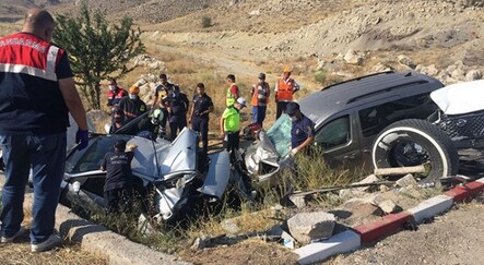 Üç aracın birbirine girdiği trafik kazasında 1 ölü 6 yaralı var - yasam
