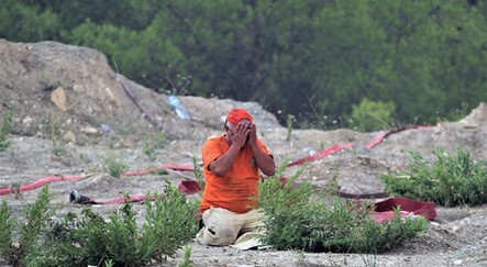 Manavgat'ta duygulandıran görüntü: Alevlerin arasında namaz kıldı - yasam