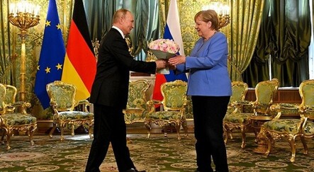 Putin, Angela Merkel'e çiçek hediye etti - dunya