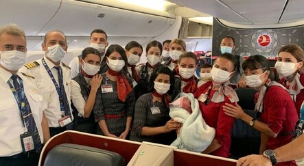 THY'nin tahliye uçuşunda Afgan bebek dünyaya geldi - dunya