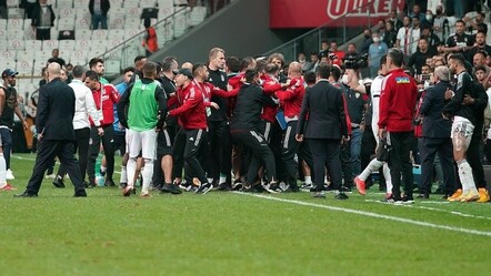 Beşiktaş-Adana Demirspor maçında saha karıştı - spor