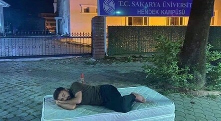 Ev kiralarına tepki için üniversite kapısına yatak koyup yattılar - turkiye
