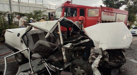 Florya'da feci kaza! Otomobil hurdaya döndü, yaralılar var - yasam