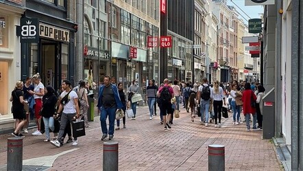 Hollanda'da sosyal mesafenin yerini 'korona kartı' aldı - gundem