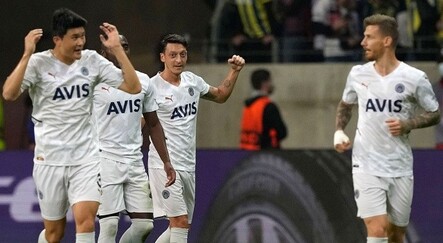 Mesut Özil'den yabancı maddeye öpücük tepkisi - spor