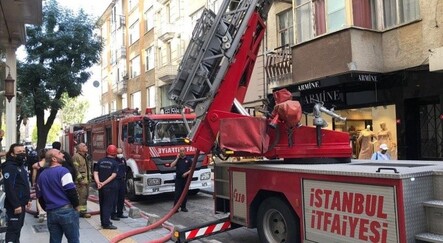 Pendik'te 5 katlı binada çatı yangını - gundem
